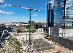 Cómo invertir en el mercado inmobiliario para aprovechar el costo históricamente bajo en dólares del metro cuadrado