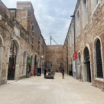 Un grupo de rosarinos convirtió una silobolsa en un “Siestario” y convocan multitudes en la Bienal de Venecia
