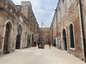 Un grupo de rosarinos convirtió una silobolsa en un “Siestario” y convocan multitudes en la Bienal de Venecia