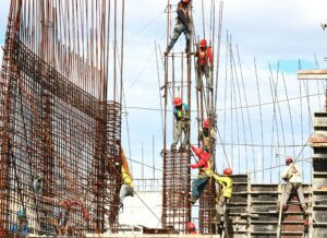 El peso invisible que frena a la construcción: los impuestos ya representan más del 50% del costo de las obras