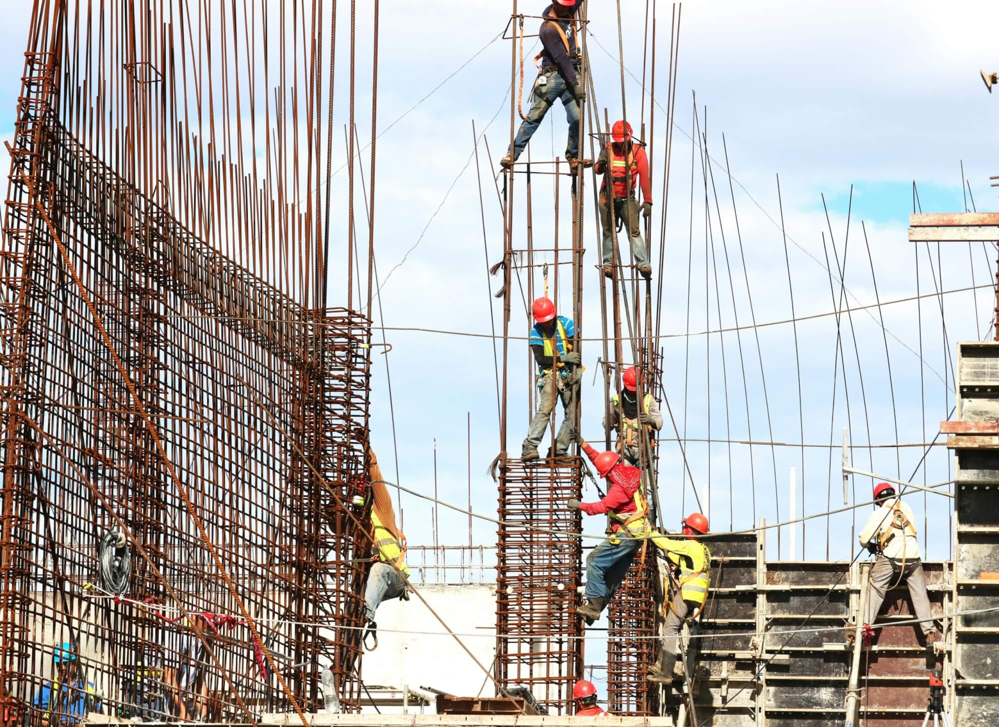 El peso invisible que frena a la construcción: los impuestos ya representan más del 50% del costo de las obras